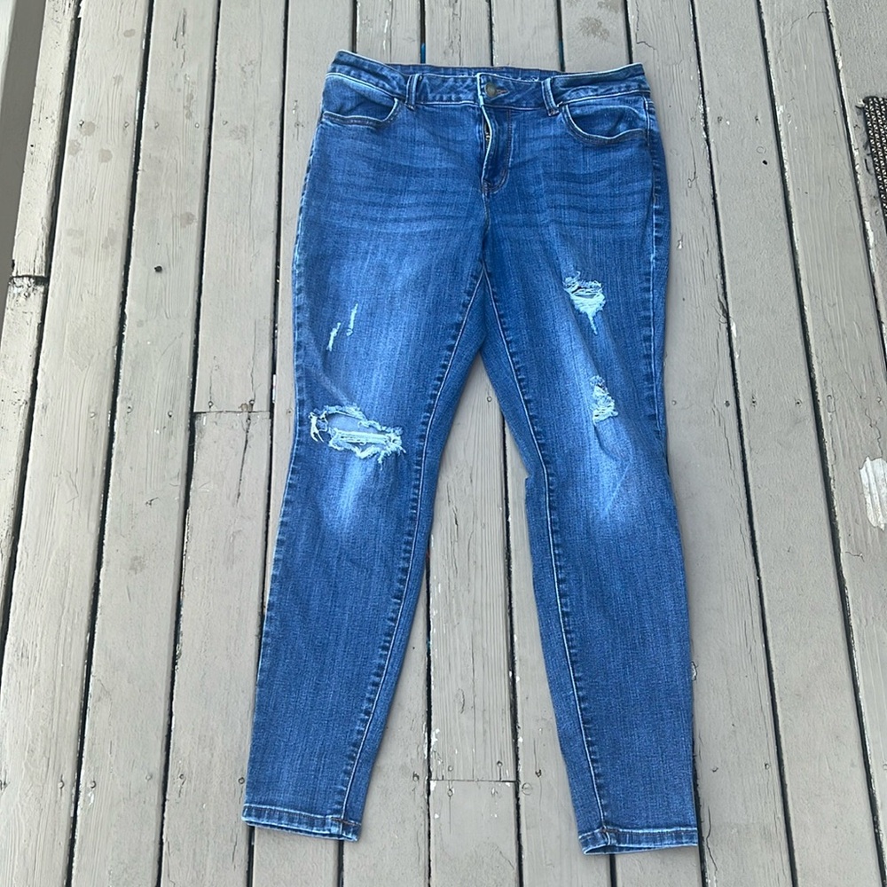 Maurice’s skinny distressed jeans - size Large